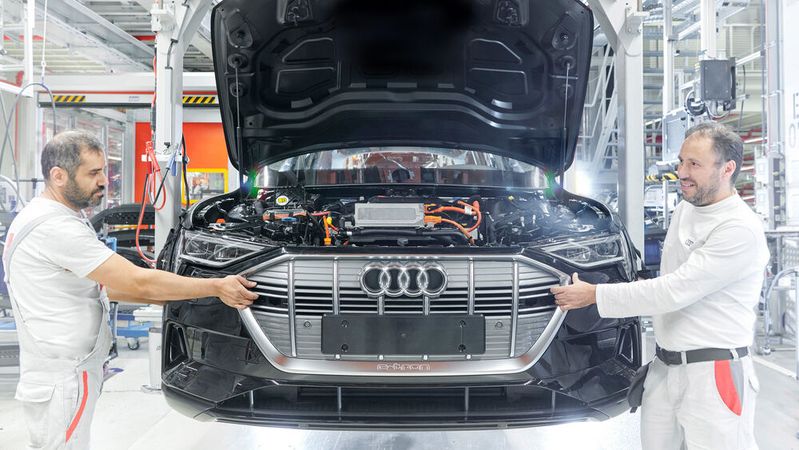 In den ersten neun Monaten dieses Jahres hat Audi Verkäufe und Umsatz kräftig gesteigert. Alllerdings verdiente der Autobauer damit im Vergleich zum Vorjahreszeitraum 26 Prozent weniger.(Bild:  Audi)