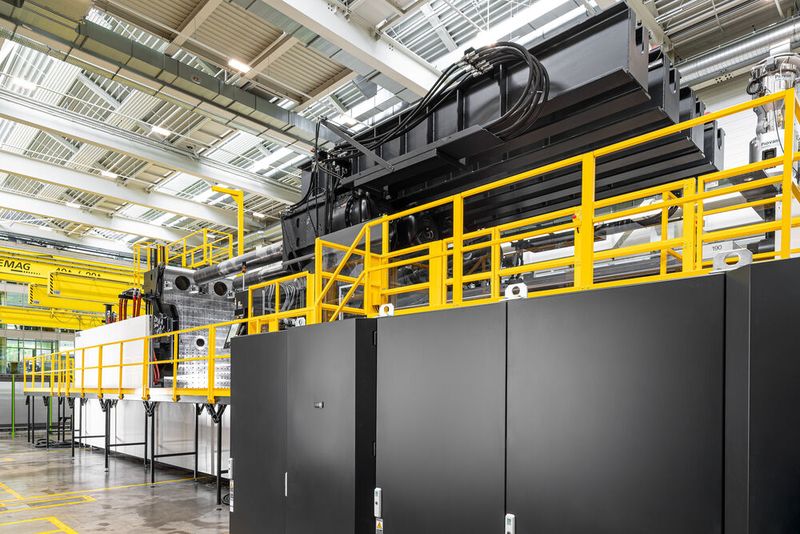 As the world’s largest injection moulding machine, the Engel duo 12000 US enables the production of large-format injection-moulded parts in previously unattained dimensions.(Source:  Engel)