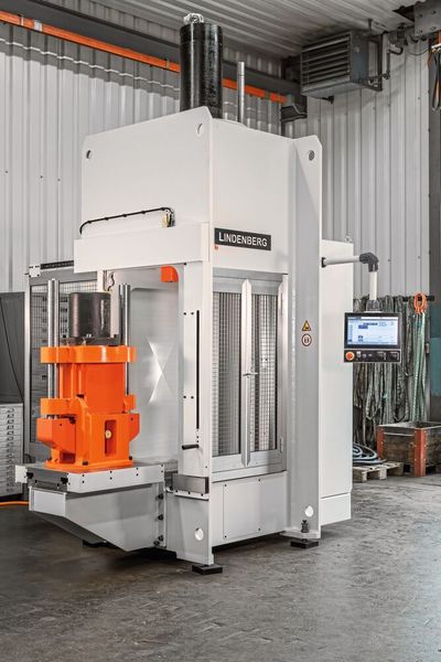 Die Prüfpresse von Lindenberg erzeugt mit einem servohydraulischen Aktuator energieeffizient hohe Kräfte und fügt sich nahtlos in digitale Prozesse ein.  (Rolf Nachbar)