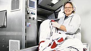 Der DBL Servicekreislauf: Nach Eingangskontrolle und Sortierung durchläuft die Kleidung einen gewebeschonenden und umweltgerechten Waschprozess. (Bild: DBL)