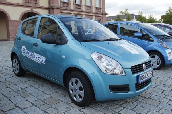 Bertha Benz Challenge 2012, 1. Tag: Ankunft der Teilnehmer am Mannheimer Schloss. Die Startnummer 1 - ein Stromos, German E-Cars der Veranstalter Edgar und Frauke Meyer. (Ulrich Steinlechner)
