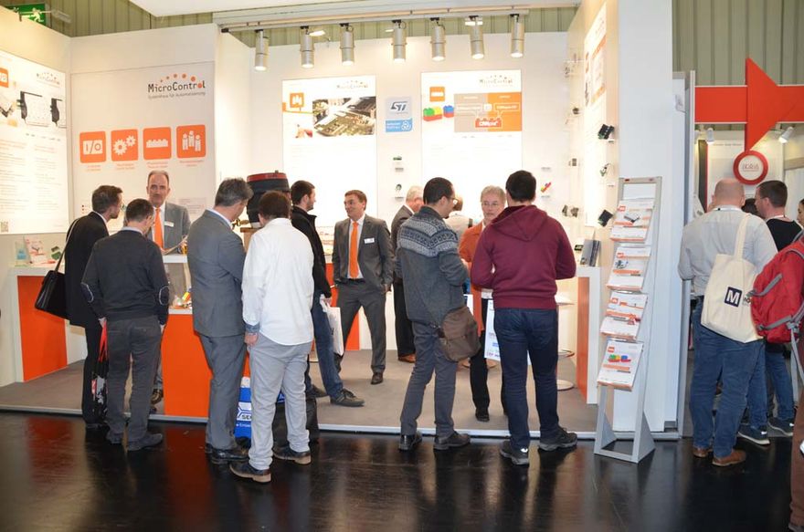 emb2018_Messestand_besucher_2 ()