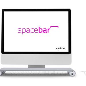 Das Bord, das aus Aluminium und Kunststoff besteht, bietet Platz zur Ablage von Schreibtisch-Utensilien.