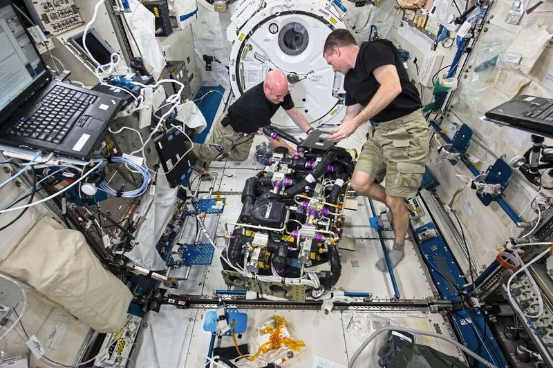 Astronauten bei der Arbeit am CDRA. Insbesondere der bisher verwendete mechanische Verdichter erwies sich als wartungsintensiv. (Bild: NASA)