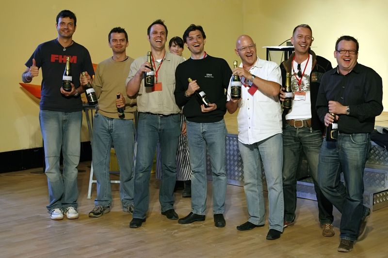 Das Gewinner-Team der Four Wheel Challenge freut sich über den Sieg. (Archiv: Vogel Business Media)