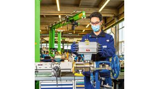 Pfeiffer schult regelmäßig die Fachleute bei Tectrion, um eine Montage und Instandsetzung der Armaturen nach höchsten Standards sicherzustellen.
 (JUERGEN BINDRIM)