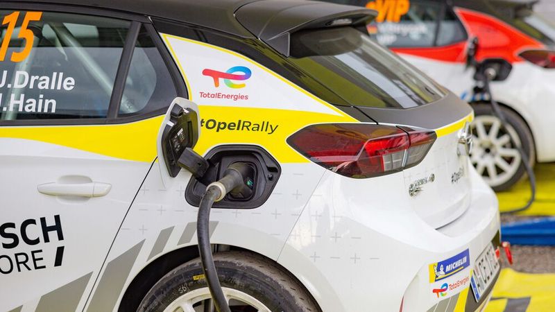 Vom Transformator wandert der Strom dann zu sogenannten Cubes (Ladepunkten) direkt zu den Rallye-Corsa. Jedes Fahrzeug lässt sich so mit bis zu 100 kW in nur 25 Minuten wieder aufladen. (Bild: Opel)