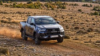 Unter anderem der Toyota Hilux ist vom Auslieferungsstopp betroffen. (Bild: Toyota)