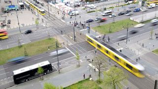 Bahn, Bus, Auto, Fahrrad, Fußgänger – Mobilität ist vielfältig. Investitionen braucht es in vielen Bereichen, die den Menschen wichtig sind. (Bild: Audi)