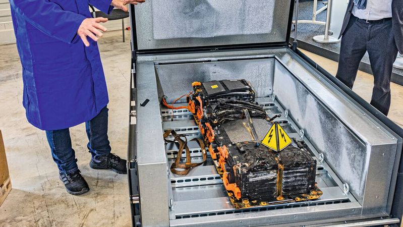 Welche Vorkehrungen sind für den Transport ausgebauter Hochvolt-Akkus zu treffen? Diese für Kfz- Betriebe wichtige Frage wurde auf dem KTI-Symposium behandelt.(Bild:  Meike Böschemeyer)