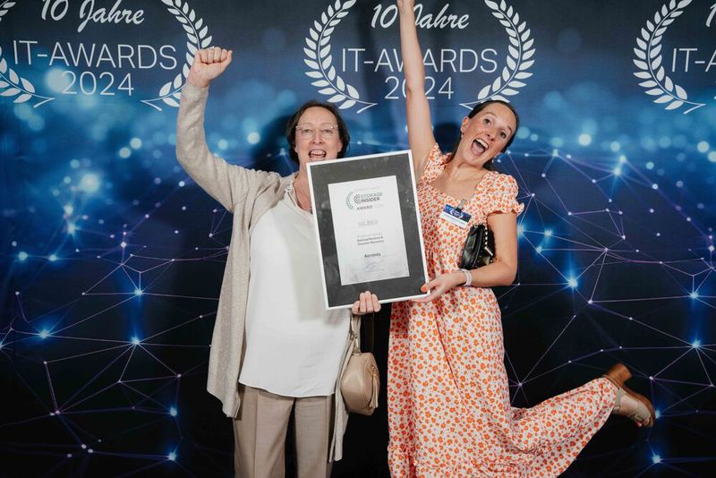 Luftsprünge vor Freude: Gaia Del Zoppo und Judith Ramirez Lopez von Acronis. (Bild: Manuel Emme Fotografie)