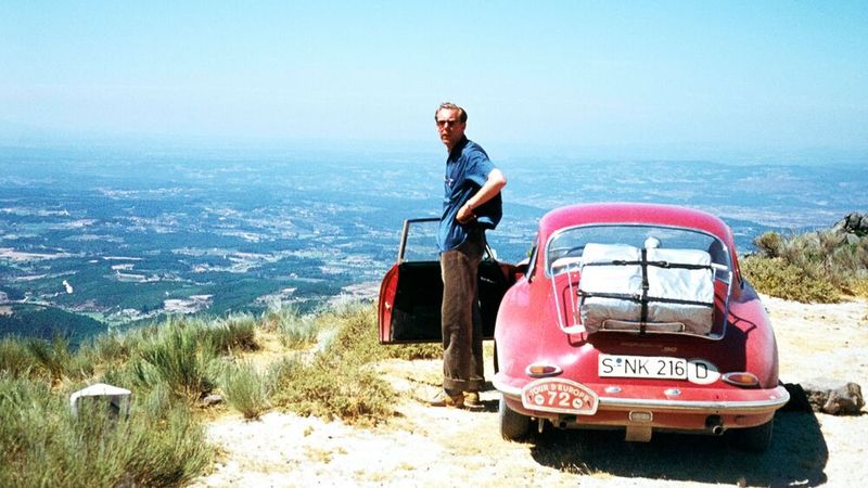 Falk mit einem Porsche 356 B Super 90 bei der Tour d'Europe 1962. Diese war eine 1956 erstmals und 1992 letztmals durchegführte Langstrecken-Rallye quer durch Europa. (Bild: Porsche)