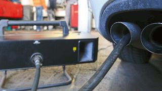 „Wieder rein ins Rohr“ heißt es seit 1.1.2018 in Sachen AU und generelle Endrorhmessung. Ab kommendem Januar, und darüber hinaus, werden sich weitere Aspekte im Rahmen der Abgasuntersuchung ändern. Ein sehr wichtiger: Die AU wird künftig im Rahmen eines akkreditierten Verfahrens ablaufen müssen. (Bild: dpa)