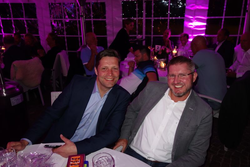 (l.) Frank Heine und Stefan Schiechl, Cavium, haben bei der Tombola abgeräumt. (Bild: IT-BUSINESS)