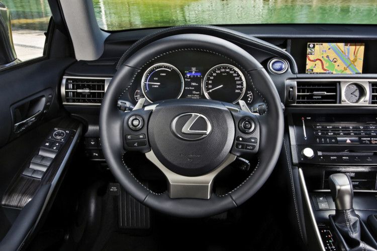 Im Innenraum geht es ähnlich wie beim größeren Schwestermodell GS aufgeräumt und leicht technisch-unterkühlt zu. (Foto: Lexus)