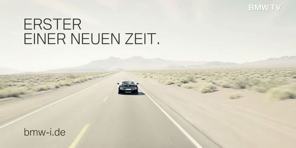 „Eine Revolution aus Carbon. Ökonomisch, ökologisch, elektrisch getrieben. Ein hybrides Kraftwerk von morgen.“  So beschreibt BMW den neuen i8 im Werbespot. Und tatsächlich gelingt es dem Automobilbauer, mit den Attributen der i-Serie zu überzeugen: Laut dem Wertschöpfungsreport Nachhaltigkeit generiert der Automobilbauer auf dieser Grundlage mehr als 10 Prozent seines Umsatzes. (Bildquelle: BMW – Screenshot YouTube-Video: „Der BMW i8: Erster einer neuen Zeit. - TV-Spot.“)