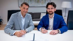 Patrick Fruth (links), CEO Division Mobility TÜV Süd, und Rafael Osmanov (rechts), Gründer Helix Partners, unterzeichnen den Kaufvertrag. (Bild: TÜV Süd)