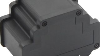 Mit Dichtung und Kunststoffseitenplatten wird das Aluminium-Gehäuse der Serie GH02HSAL gemäß Schutzart IP66 wasser- und staubdicht. (Bild: Richard Wöhr GmbH)