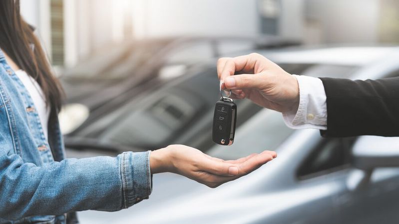 Vom eigenständigen Handelsunternehmer zum Agenten, der für diverse Tätigkeiten, wie die Fahrzeugübergabe, eine Provision erhält. Diese Transformation findet aktuell statt.(Bild:  Pormezz - stock.adobe.com)