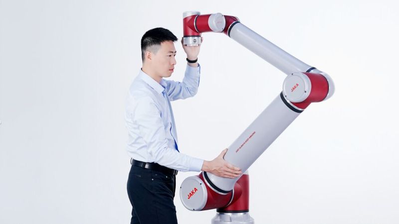 Jaka x Brütsch Elektronik Vertragsunterzeichnung (von links: Martin Kluge, Leiter Produktgeschäft Automation bei Brütsch Elektronik, Carsten Stiller, Head of Sales and Marketing bei JAKA Robotics, Cornelius Niemeyer, Leiter Geschäftsbereich Automation bei Brütsch Elektronik, Wolfgang Lienke, Head of JAKA Europe) (Bild: Jaka)