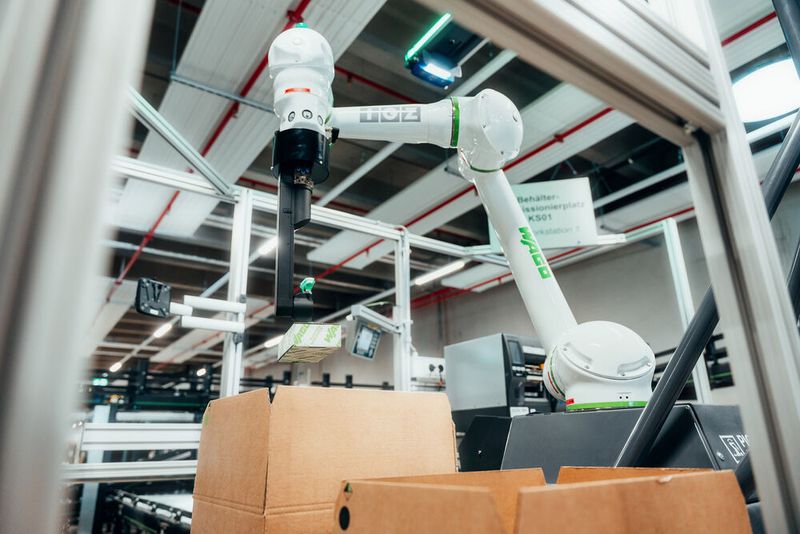Moderne Robotersysteme sorgen bei Wago in Sondershausen auch für das Verpacken der bestellten Ware. (Bild: Wago)