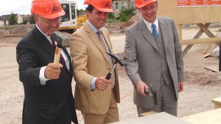 Grundsteinlegung für das neue Versandzentrum der Hoffmann Group in Nürnberg. V.l.n.r.: Edgar Januschke (Gesellschafter der Hoffmann-Januschke GbR.), Bert Bleicher (Sprecher der Hoffmann Group und Geschäftsführer der Hoffmann Holding), Dr. Roland Fleck (Stadtrat und Wirtschaftsreferent der Stadt Nürnberg) (Archiv: Vogel Business Media)
