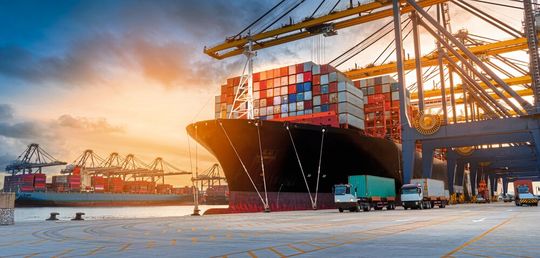 Deutsche Seehäfen wie Hamburg gelten als kritische Infrastruktur und zunehmend als Ziel von Cyberangriffen und Sabotage.(Bild:  Yellow Boat - stock.adobe.com)