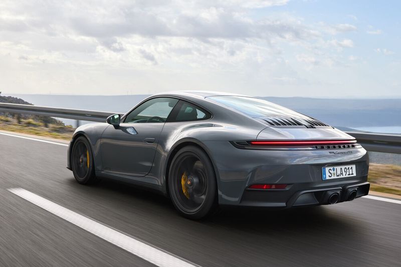 Über 170.000 Euro kostet der neue GTS, den es optional auch als Cabriolet, Targa sowie mit Allradantrieb geben wird. (Bild: Porsche)