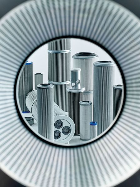 Das Ausstellungsprogramm umfasst leistungsfähige Filtrationslösungen, um Feststoffe und Wasser aus Hydraulik- und Schmierölen zu entfernen, die in Kompressoren, Getrieben, Antriebsaggregaten, Modulen für Schmierölanwendungen, mobilen Hydraulik- und Betriebsanlagen eingesetzt werden.  (Eaton)