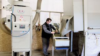 Die Siebmaschine (rechts) ist eingehaust und an einen Ruwac-Entstauber vom Typ DS 6 (links) angeschlossen. So kann Schwebstaub direkt an der Entstehungsstelle abgesaugt werden. (Bild: Ruwac)