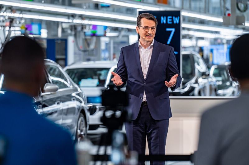 Milan Nedeljković, BMW-Produktionsvorstand, beim Start of Production in Dingolfing. Auf einer Montagelinie entstehen hier 7er mit drei unterschiedlichen Antriebsarten. (Bild: BMW)