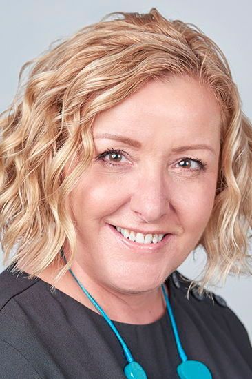 Als Chief People and Culture Officer soll Jane Keith ein kohärentes und kollaboratives HR-Team aufbauen, das die vorhandenen Talente fördert. Vor ihrem Wechsel zu IFS war Keith über 24 Jahre bei Hewlett Packard und Hewlett Packard Enterprise beschäftigt und hatte dort zahlreiche Positionen in den Bereichen Recruiting, Talent Management und Business HR inne. (IFS)