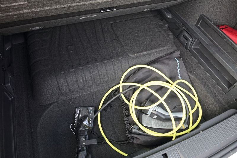 Unter der Bodenklappe des Kofferraums befindet sich das Ladekabel und der Einbauort der Batterie ist deutlich zu sehen. (Sven Prawitz)