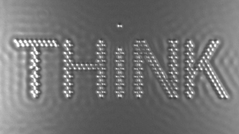 Einzelbildaufnahme der IBM-Forscher mit manipulierten einzelnen Atomen ( IBM research)