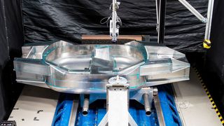 Das Safe Light Regional Vehicle (SLRV) des DLR zeichnet sich durch eine sehr leichte und gleichzeitig besonders sichere Karosserie in Sandwich-Bauweise aus.  (DLR)