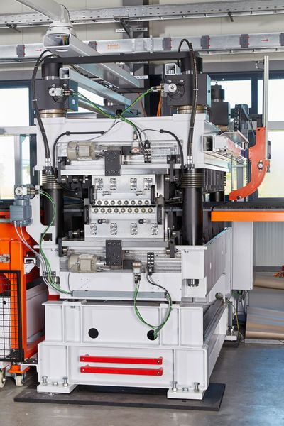 Das Herzstück der Anlage ist eine 17-Walzen-Präzisionsrichtmaschine, ausgestattet mit Zwischenwalzen und hartverchromten Richtwalzen in Blockzustellung, um den hohen Oberflächenanforderungen gerecht zu werden.  (Kohler)