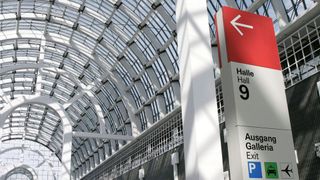 The trends of CPHI were: gloveless aseptic technology, robotics, AI-supported inspection, contactless transport systems, small-batch flexibility, and sustainable secondary packaging. (Source: Messe Frankfurt GmbH)