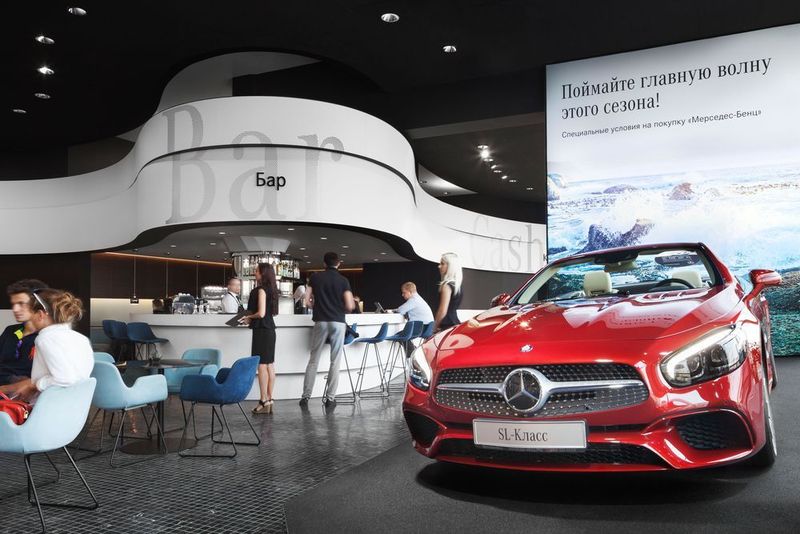 Völlig ohne Schreibtische kommt der neue Mercedes-Benz-Flagship-Store aus. (Anastasia Hermann)