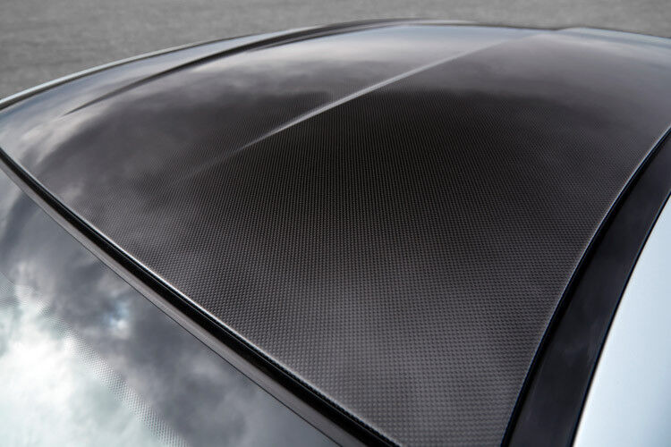 Auch das Karbon-Dach weist auf die M-Variante hin. (Foto: BMW)