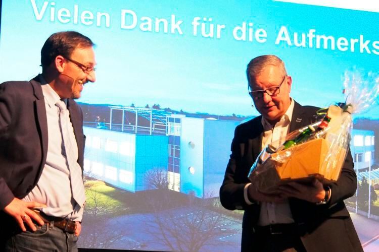 Michael Zimbal dankte Andreas Lindermeir für seinen Vortrag. (Richter)