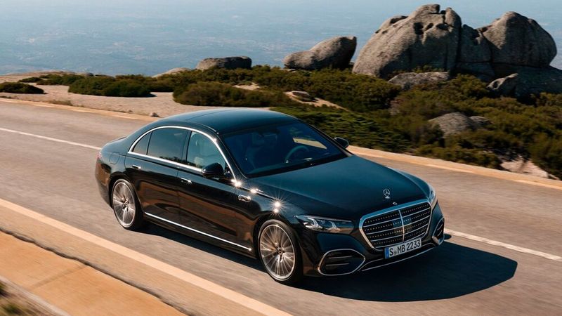 Auch beim Fahrwerk hat Mercedes nachgelegt. Die serienmäßige, cloudbasierte Luftfederung reagiert jetzt vorausschauend auf Bodenwellen. (Bild: Mercedes-Benz)