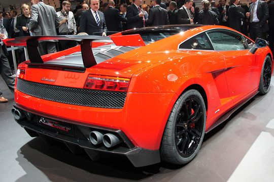 Zahlreiche Karbon-Teile senken das Gewicht. (sp-x)