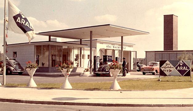 In den 50er Jahren waren die Tankstellen längst etabliert. (Archiv: Vogel Business Media)
