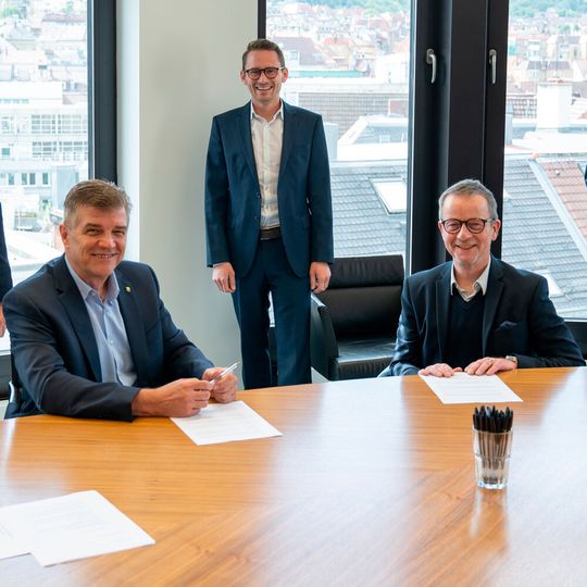 V.l.n.r.: Jens Nietzschmann, DAT-Geschäftsführer Inland und Sprecher der Geschäftsleitung, Benedikt Maier, Mitglied der IfA-Institutsleitung und Geschäftsführer der Zukunftswerkstatt 4.0, Prof. Stefan Reindl, Studiendekan und Direktor des Instituts für Automobilwirtschaft (IfA).(Bild:  IfA)