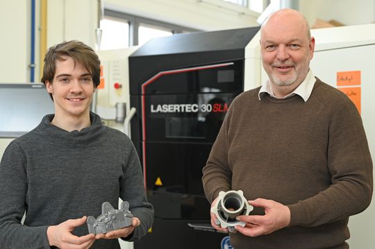 René Edelmann (links) und Professor Dr. Hilmar Apmann sind überzeugt von den vielfältigen Einsatzmöglichkeiten des Metall-3D-Druckers. (Bild: FH Münster & Stefanie Gosejohann)