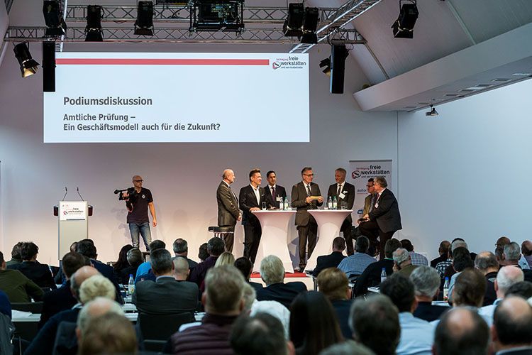 Bei der Podiumsdiskussion vor der Mittagspause stellen sich die Experten... (Stefan Bausewein)