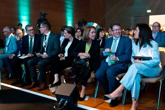 Die baden-württembergische Ministerin Petra Olschowski (Mitte) im Gespräch mit Bundeswirtschaftsministerin Katherina Reiche und Bundesrat Albert Rösti.(Bild:  imagis / ETH Zürich)