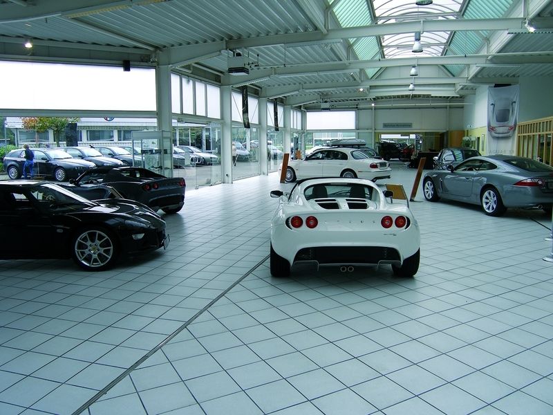 Exklusive Automobile, wo das Auge hinsieht: Ob Maserati, Lotus oder Jaguar, bei Kamps in Münster findet der Kunde neben den acht Premium-Marken und das entsprechende Gebrauchtwagenangebot. (Archiv: Vogel Business Media)