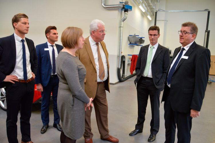 Die Jury des Vertriebs Awards, zu der neben Redakteuren der Magazine »kfz-betrieb« und »Gebrauchtwagen Praxis« auch Vertreter der Veranstaltungspartner Car Garantie und Santander Consumer Bank gehören, ließ sich für Ort über die Betriebsabläufe ins Bild setzen. (Foto: Achter)