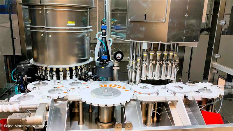 Configuration de l'application de test automatisée : à gauche, l'inspection est réalisée par vision industrielle ; à droite, un test de pression vérifie que les ampoules sont correctement scellées. (Source : Aspen)